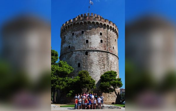 19. International Youth Band Festival - grupowe zdjęcie pod basztą w Salonikach (sierpień 2016 r.)