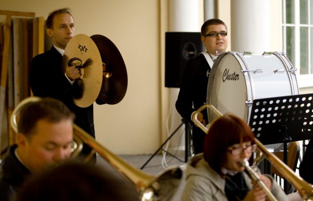 Początkowo Orkiestrę musiało wspierać także kierownictwo :)Na perkusji ówczesny prezes Orkiestry Rafał Duda oraz ówczesny wiceprezes, a obecnie kierownik Orkiestry Dawid Olewnicki – Inauguracja Roku Akademickiego 2008/2009