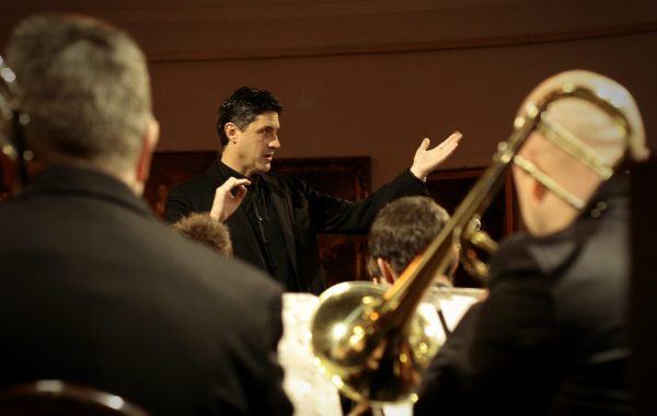 Łukasz Wojakowski podczas koncertu w Galerii Porczyńskich (7 grudnia 2014 r.)