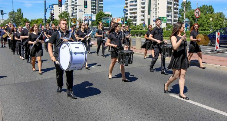Przemarsz podczas Wielkiej Parady 40-lecia Ursynowa